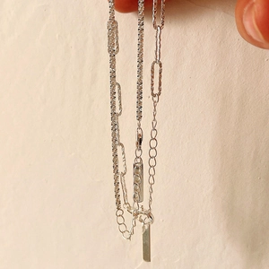 Collana a strati in argento sterling S925 con maglie strutturate e piastrina in metallo