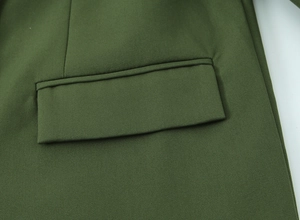 Dettaglio della tasca con patta e del tessuto saia su blazer casual verde militare