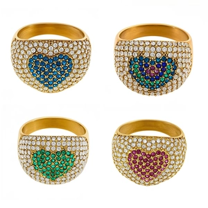 18k vergoldete Ringe mit 5A Zirkonia und bunten Herzmustern auf weißem Hintergrund
