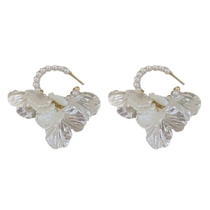 Boucles d'oreilles fleurs plissées blanches et perles pendantes de style vintage français