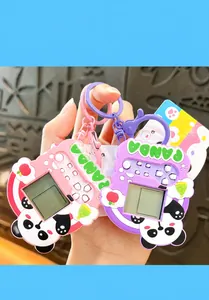 Panda-vormige mini-spelcomputer sleutelhanger in de hand, toont kleurrijk ontwerp en knoppen