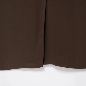 Détail du tissu de la robe midi marron foncé montrant les coutures et la texture