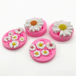 Detailed food-grade silicone molds for daisy-shaped chocolates and fondant cake decorations