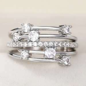 Macro de anillo multicapa plateado con circonitas cúbicas brillantes engastadas en pavé