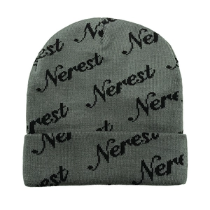 Dettaglio del berretto in maglia grigia con motivo a lettere Nerest nere e texture morbida