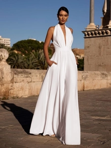 Combinaison dos nu blanche élégante avec col en V et jambes larges en satin