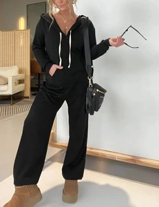 Detail eines schwarzen Loungewear-Sets mit Langarm-Hoodie und hoch taillierter weiter Hose