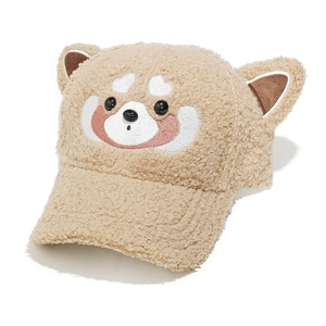 Détail de la casquette en polaire kaki avec oreilles d'ours et visage animal brodé