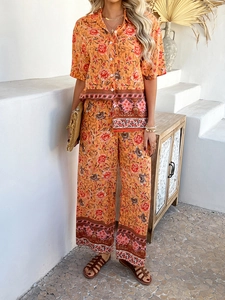 Détail d'un ensemble bohème deux pièces avec imprimé floral orange et motifs ethniques