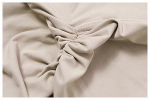 Vue macro des coutures froncées et du tissu brossé doux du short de yoga