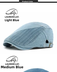 Détail de bérets en denim rétro bleu clair et moyen avec boucles latérales en métal