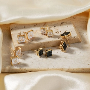 Eleganti orecchini a lobo quadrati in oro con zirconi cubici neri e trasparenti