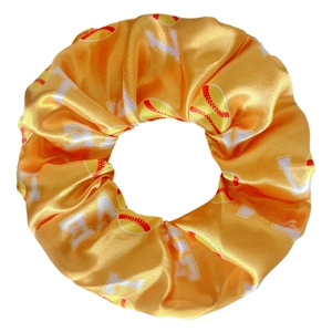 Détail d'un chouchou en satin avec motif baseball orange et texte LOVE blanc