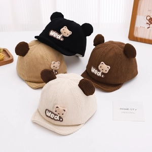 Détail de casquettes bébé en velours côtelé avec oreilles d'ours en noir, kaki et café