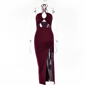 Détail de la robe licou bordeaux avec découpes élégantes et fente haute latérale