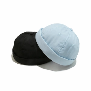 Detail von schwarzen und hellblauen Docker-Mützen aus schnell trocknendem Stoff