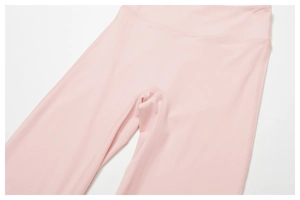 Détail du pantalon de yoga rose taille haute avec coutures renforcées à quatre aiguilles
