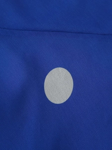 Gros plan sur un tissu bleu foncé à pois blancs avec des détails de couture précis