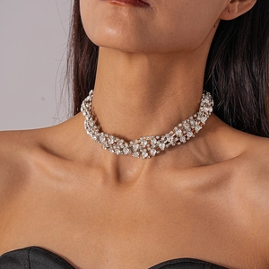 Dettaglio della collana girocollo argento intrecciata con strass lucidi da donna