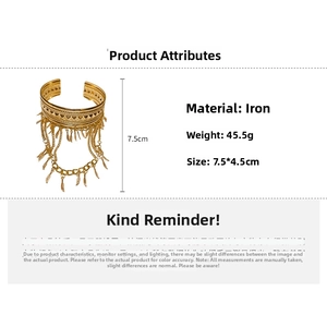 Détail du bracelet bras plume dorée montrant le matériau et les dimensions de 7,5 cm de hauteur