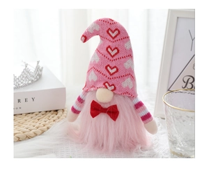 Dettaglio dello gnomo di San Valentino rosa con cuori e morbida barba di peluche