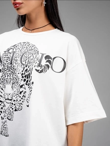 Λεπτομερής λήψη του leopard print και του NICLO logo σε λευκό βαμβακερό t-shirt
