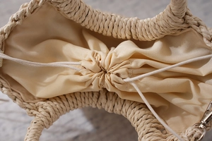 Detail der Papierschnur-Webtasche mit Kordelzug-Innenfutter und Metallhaken-Verschluss