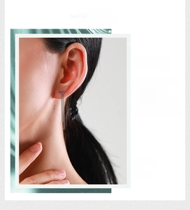 Détail de boucles d'oreilles pendantes en argent S925 avec design de lettre HAPPY