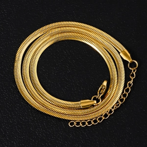 Détail du collier chaîne serpent dorée avec fermoir mousqueton sur cuir noir