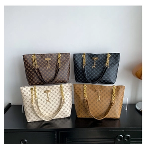 Dettaglio di quattro borse tote vintage con motivi floreali e catena dorata