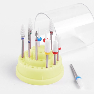 Nahaufnahme von Keramik-Nagelbohrer-Set mit gelbem, gestuftem Organizer-Ständer