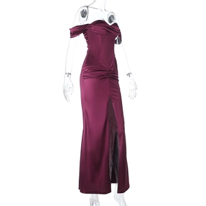Détails de la robe en satin bordeaux avec encolure dénudée élégante et taille froncée
