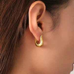 Orecchini a tulipano a forma di U in acciaio inossidabile placcato oro 18K su modella