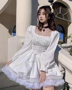 Detalle de vestido Lolita blanco con mangas abullonadas, encaje y corsé de lazo