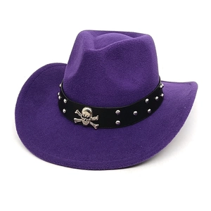 Détail du chapeau de cowboy en feutre violet avec bande cloutée et ornement de crâne