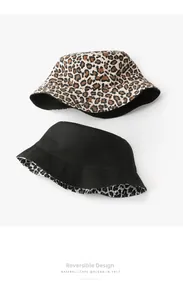 Detalle del sombrero de pescador reversible con estampado de leopardo y lona negra