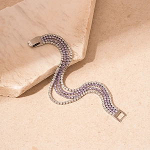 Bracelet tennis de luxe argenté à quatre rangées avec zircons blancs et violets élégants