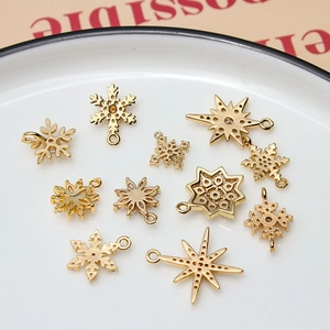 Set mit 11 vergoldeten Schneeflocken- und Sternanhängern mit Zirkonia für DIY-Schmuck