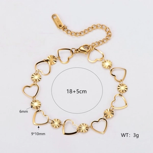 Bracelet minimaliste en acier doré avec maillons cœur évidés et breloques soleil