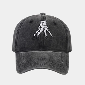 Casquette baseball délavée anthracite avec broderie main de la Chose de la série Mercredi