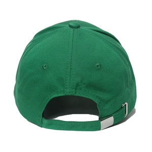 Casquette de baseball vert forêt avec boucle en métal, vue arrière sur fond blanc neutre