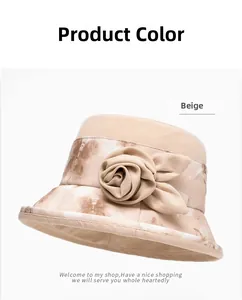 Dettaglio cappello da sole beige con nastro tie-dye e decorazione floreale