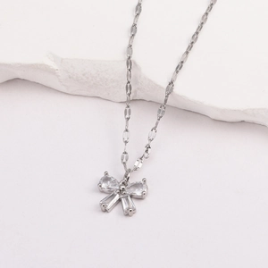 Détail macro du pendentif papillon en argent avec incrustation de zircone sur une chaîne