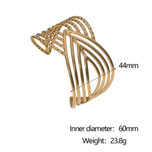 Dettaglio bracciale in acciaio inossidabile dorato 18k largo 44mm con diametro interno 60mm