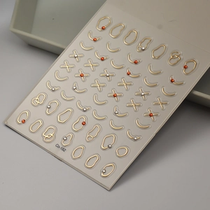 Détails macro d'autocollants 3D pour ongles avec lignes dorées et strass rouges