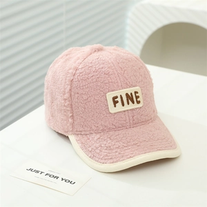 Détail de la casquette rose en polaire pour enfants avec broderie FINE et bordure crème