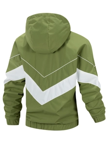 Giacca a vento con cappuccio verde militare da uomo con distintivo inserto a V bianco sul retro