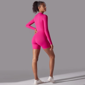Dettaglio della tutina sportiva rosa a maniche lunghe che mostra la vestibilità sul retro