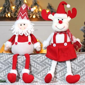 Détail de poupées de Noël en peluche Père Noël et renne avec texture tricotée et décor