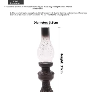 Dettaglio macro del modello di lampada a petrolio in resina retrò con altezza 31cm e diametro 3,5cm